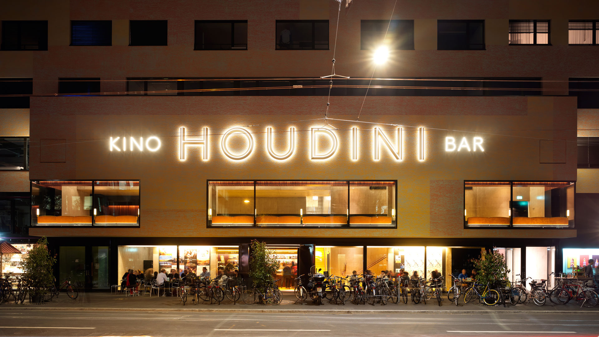 Aussenansicht des Kinos Houdini, Beleuchtung